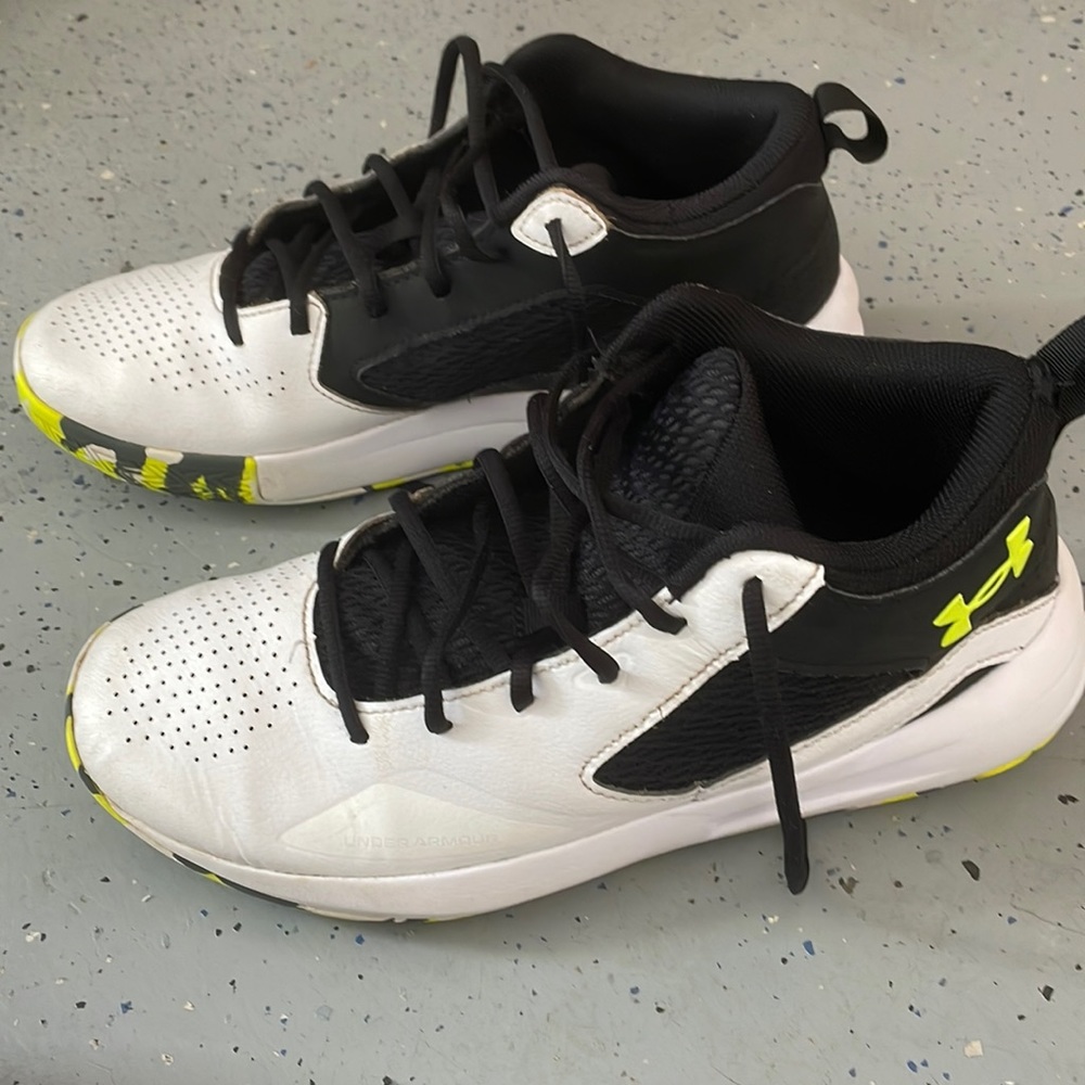 Mens 9.5 Under Armour basketball shoes